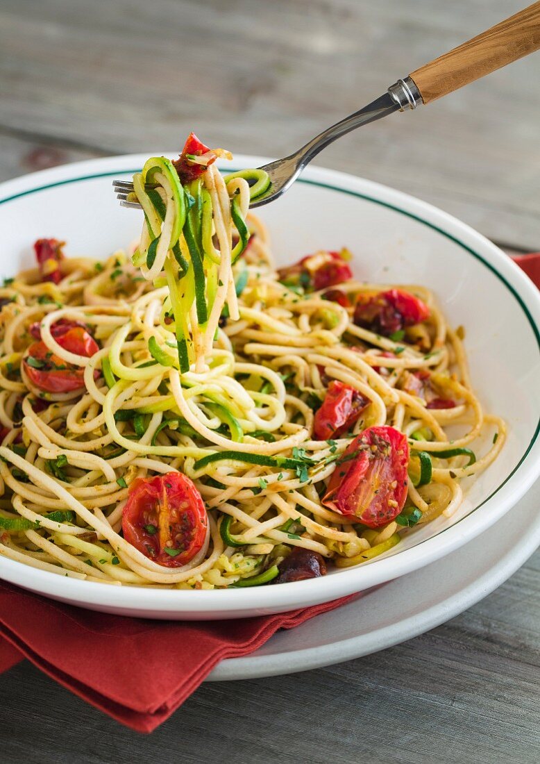 Glutenfreie Spaghetti mit Zucchinispaghetti und gebratenen Traubentomaten