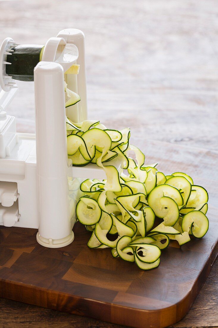 Zucchini-Bandnudeln mit einem Sprialschneider schneiden
