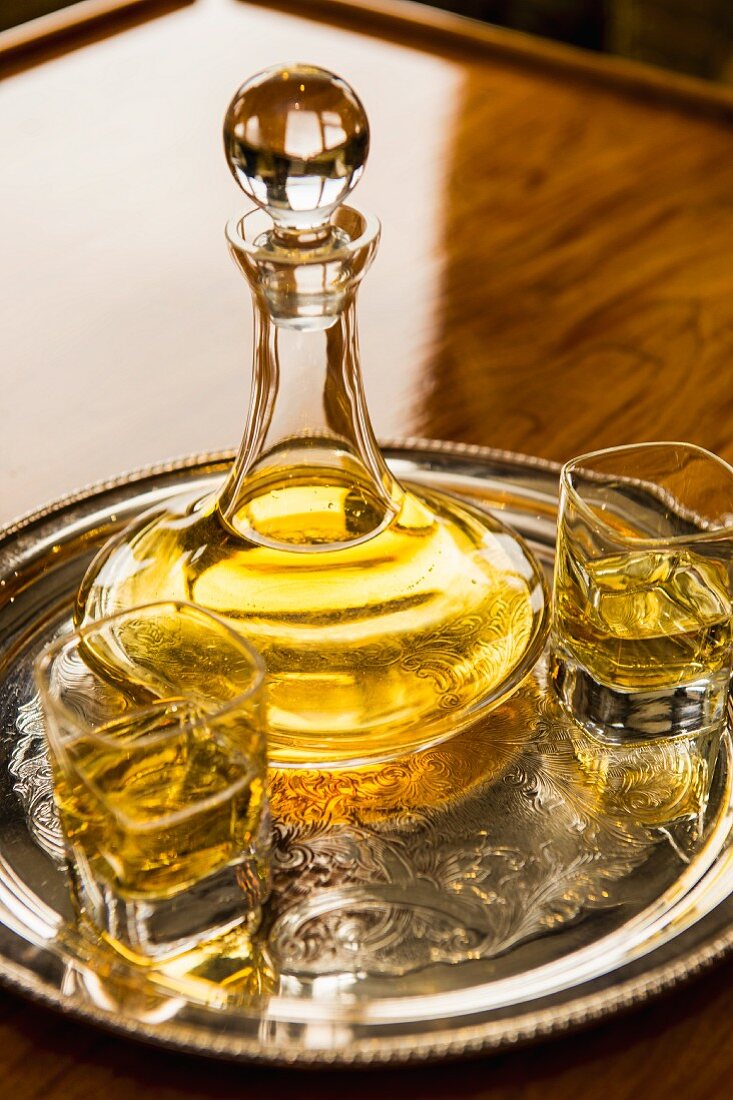 Whiskey in Karaffe und Gläsern auf Tablett