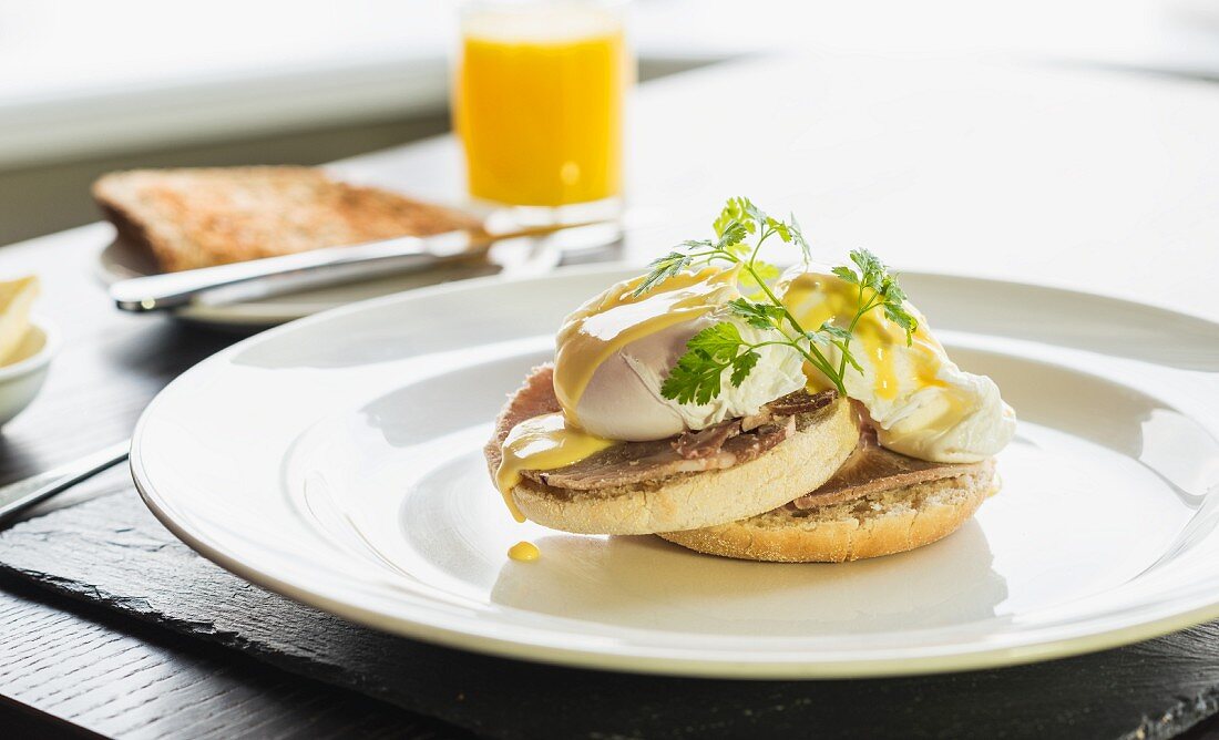 Toasted muffins with poached egg and Hollandaise sauce (Eggs Benedict)