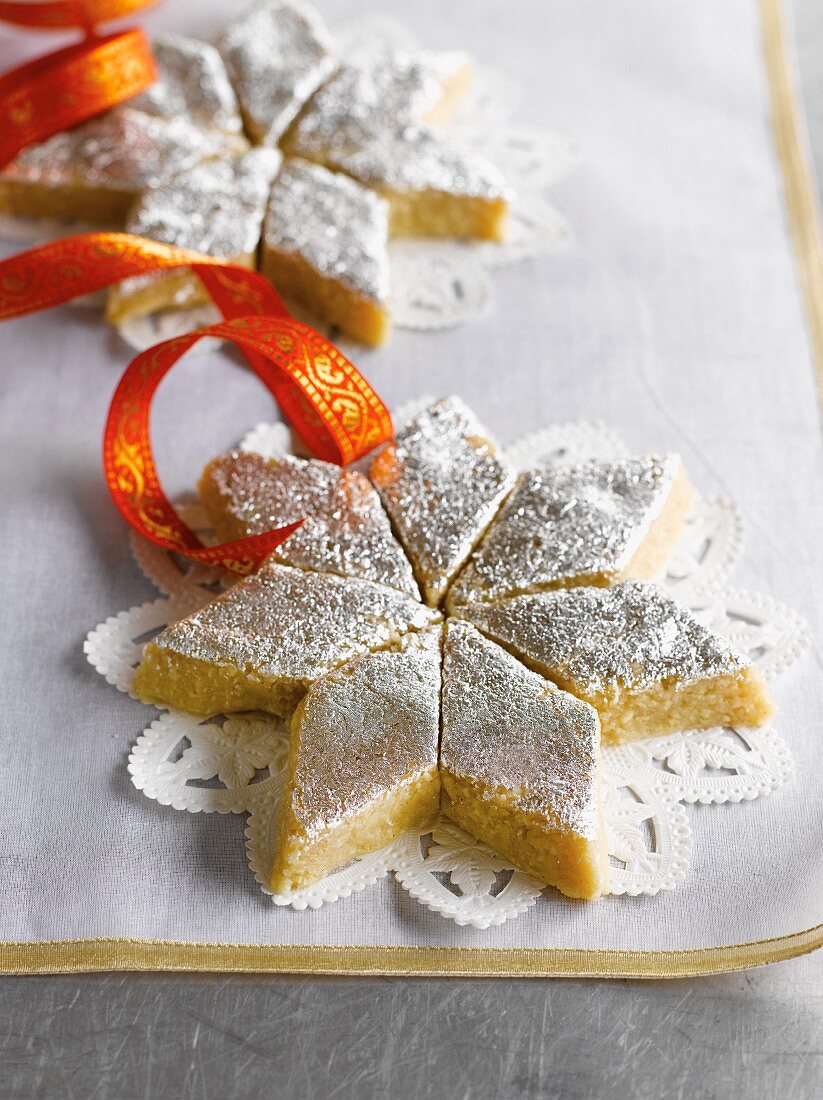 Cashew-Mandel-Barfi (Mandelmilchkonfekt, Indien) zum Verschenken