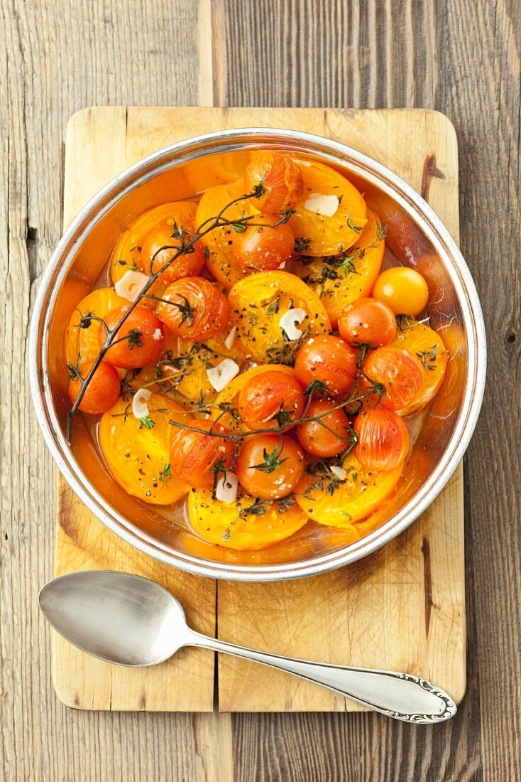 Gebackene gelbe Tomaten und Kirschtomaten mit Thymian, Knoblauch und Olivenöl