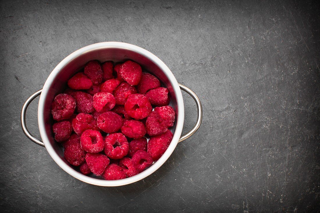 Tiefgefrorene Himbeeren in einem Topf