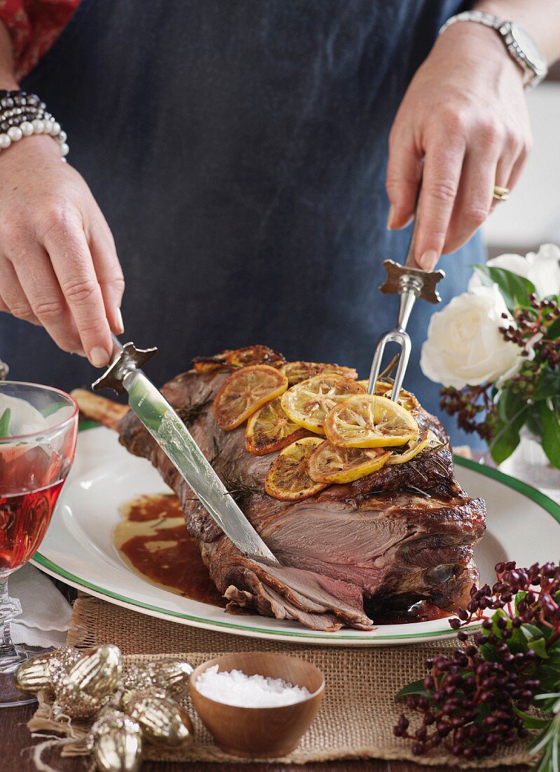 Einen Lammbraten anschneiden