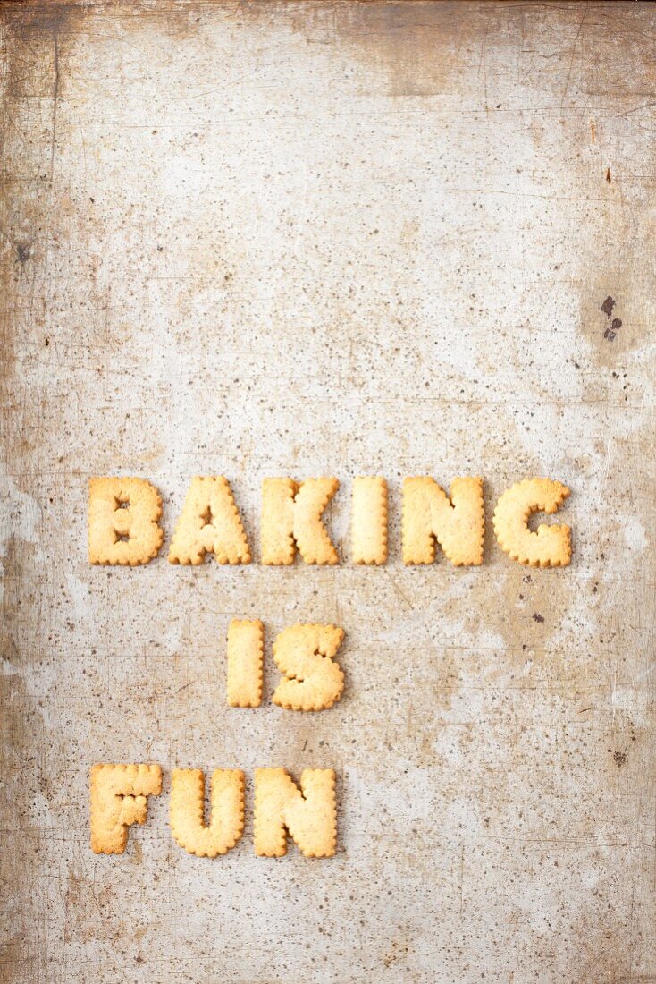 Schriftzug Baking is fun aus Buchstabenkeksen