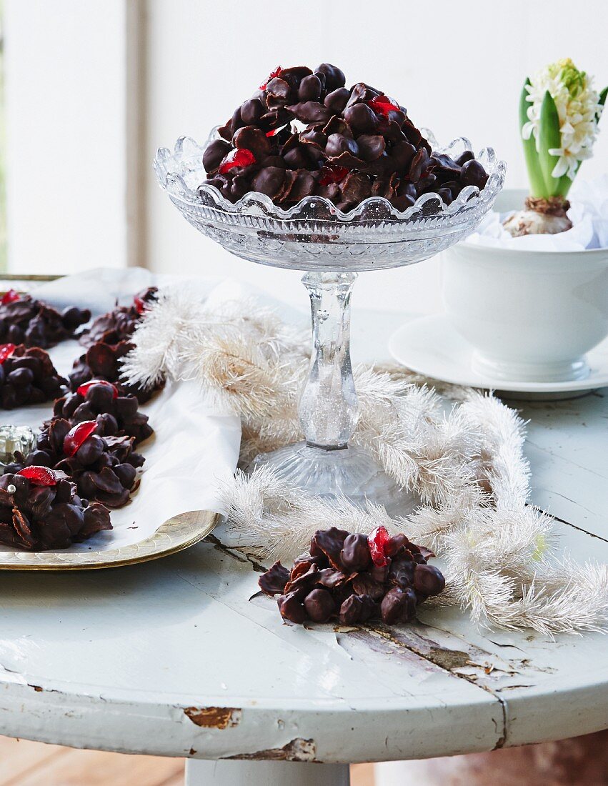 Chocolate crunch with hazelnuts and cherries