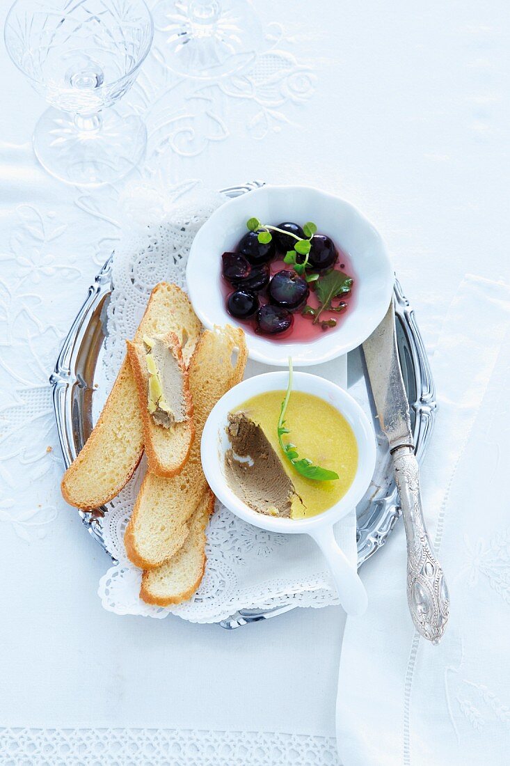 Chicken liver pâté with bread crisps and sweet and sour grapes