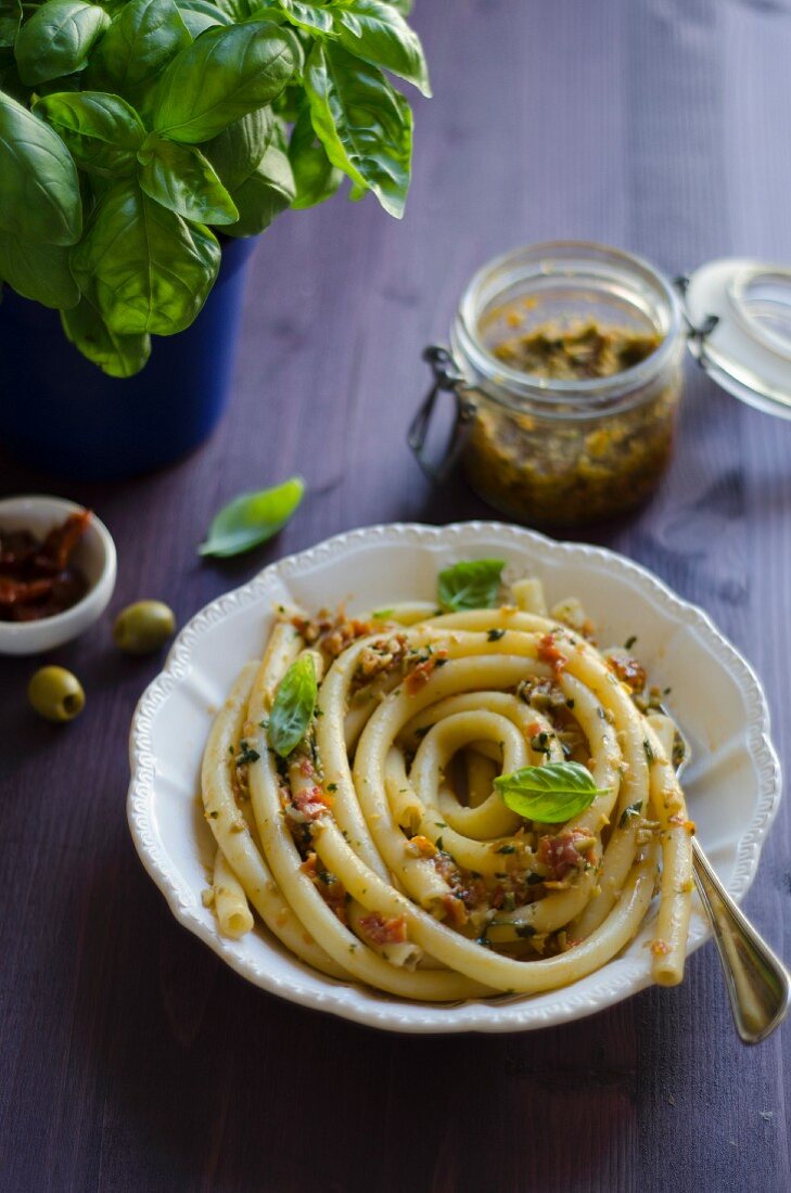 Ziti with spicy pesto made from dried tomatoes and green olives