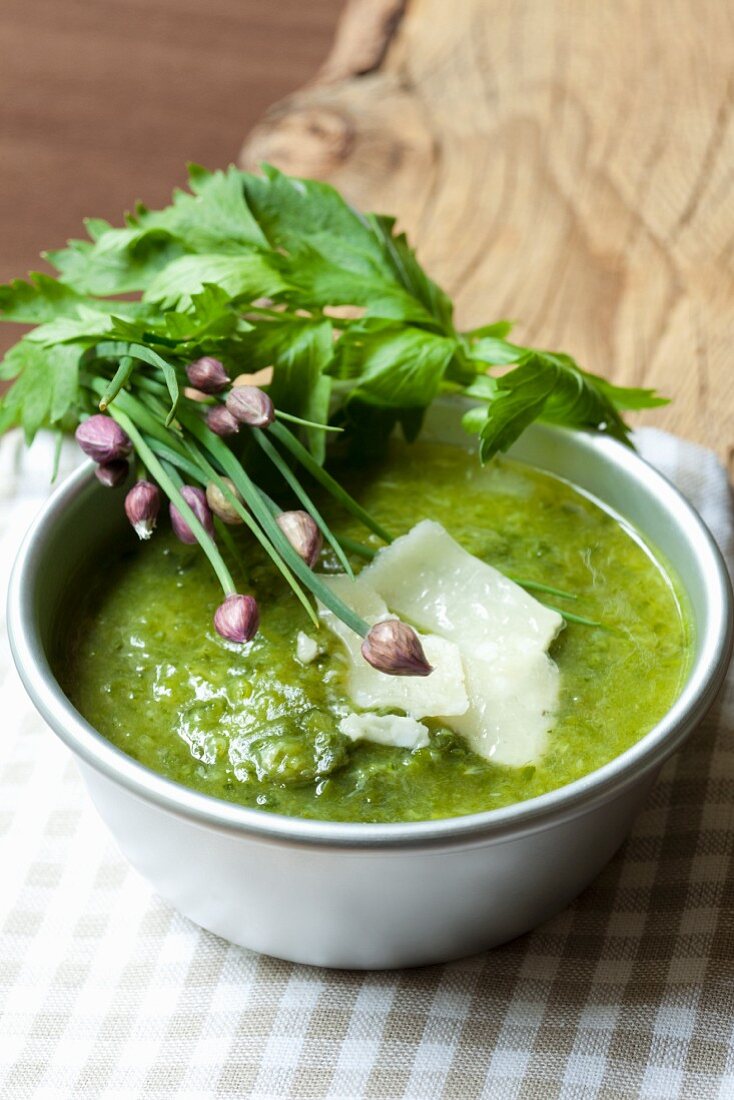 Zucchini-Sellerie-Suppe mit Schnittlauch und Parmesan