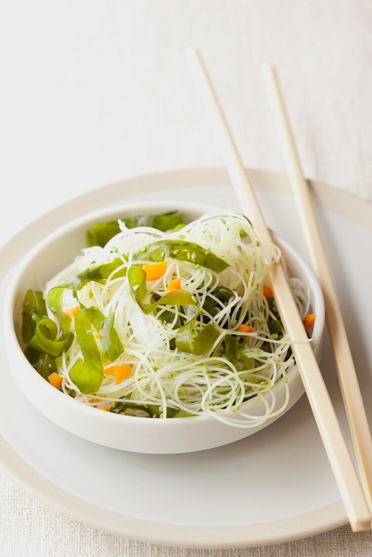 Rice noodles with wakame beans and sesame seeds (Asia)