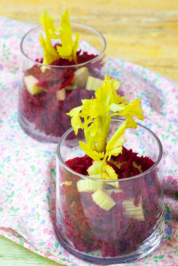 Rote-Bete-Salat mit Staudensellerie