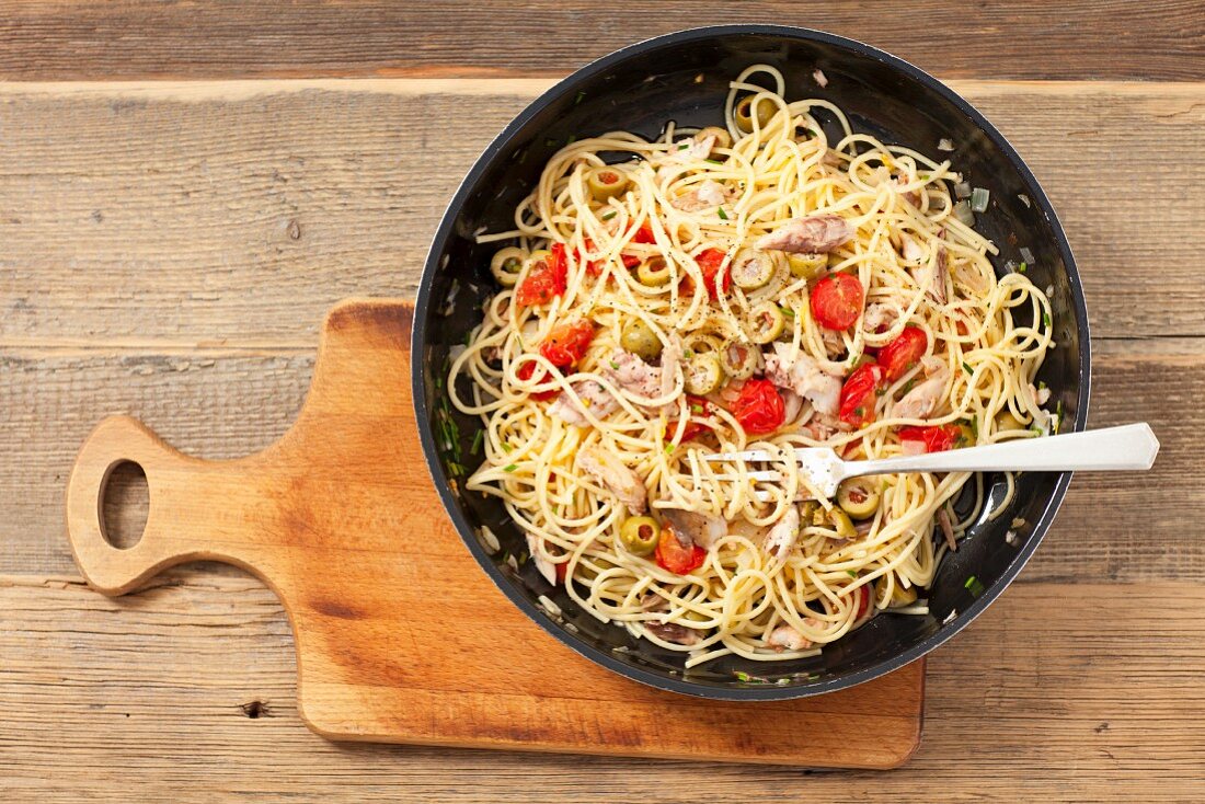 Spaghetti with smoked mackerel, cherry tomatoes and olives