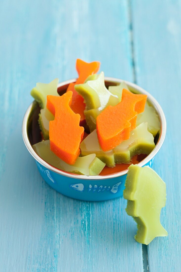 Cold treats for a cat: fish-shaped peas and carrot aspic