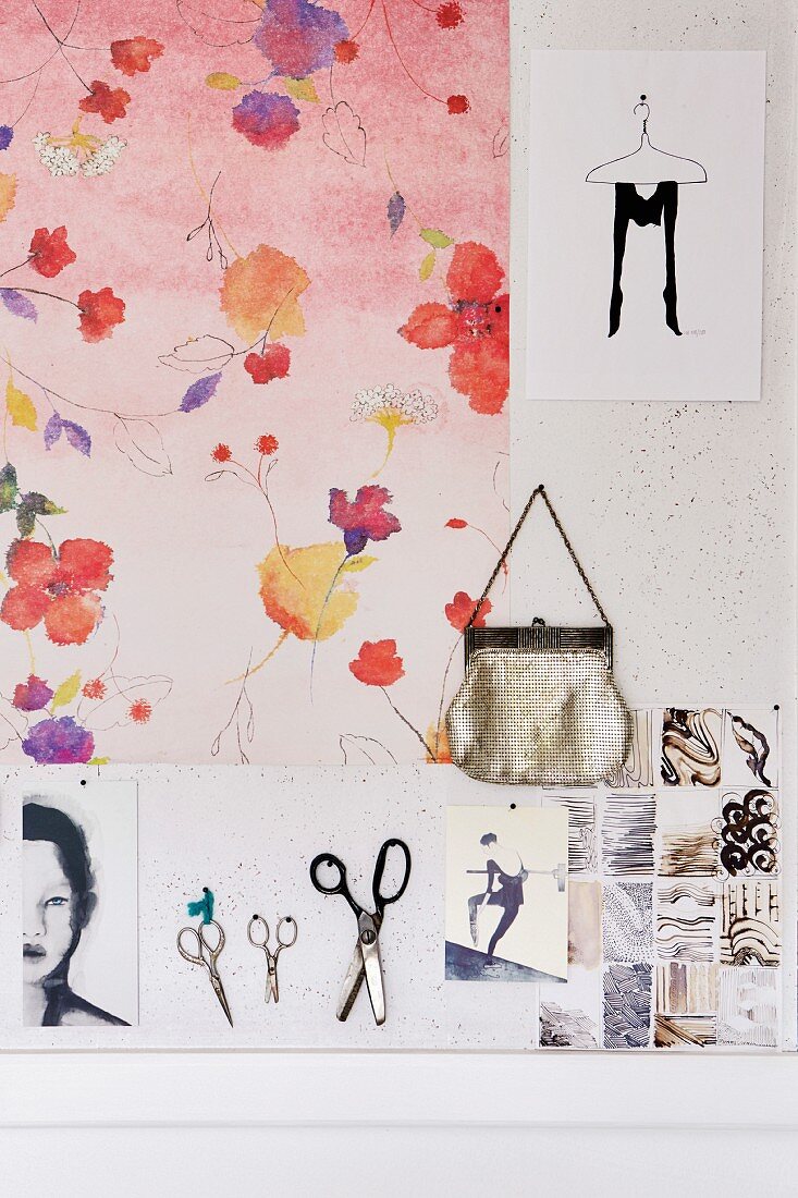 Pinnwand mit Blumenmuster und Damentasche