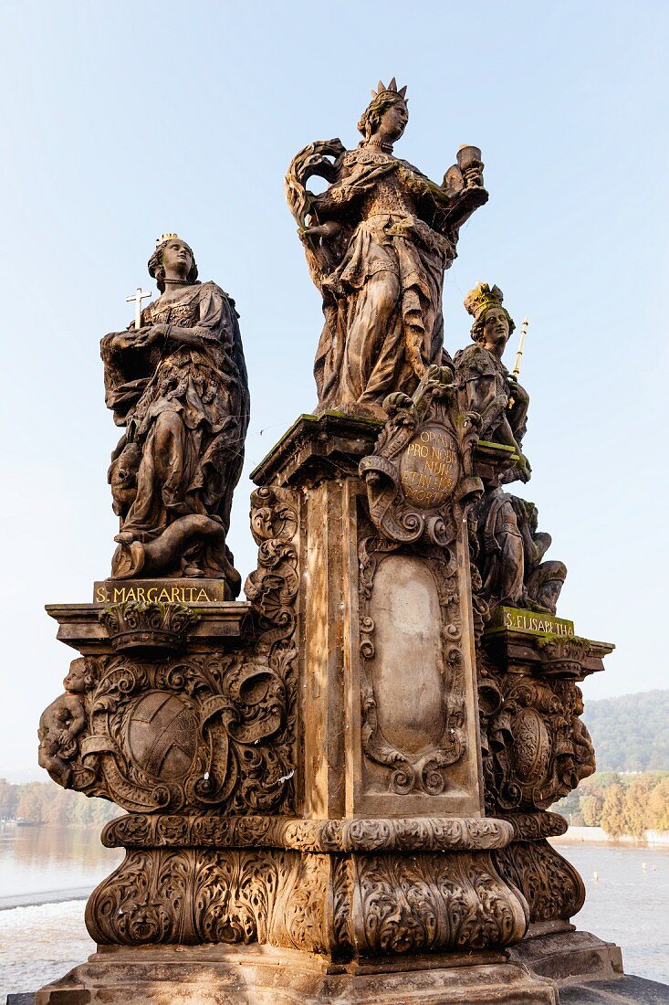 Skulpturen der heiligen Barbara, Margarete und Elisabeth auf der Karlsbrücke, Prag