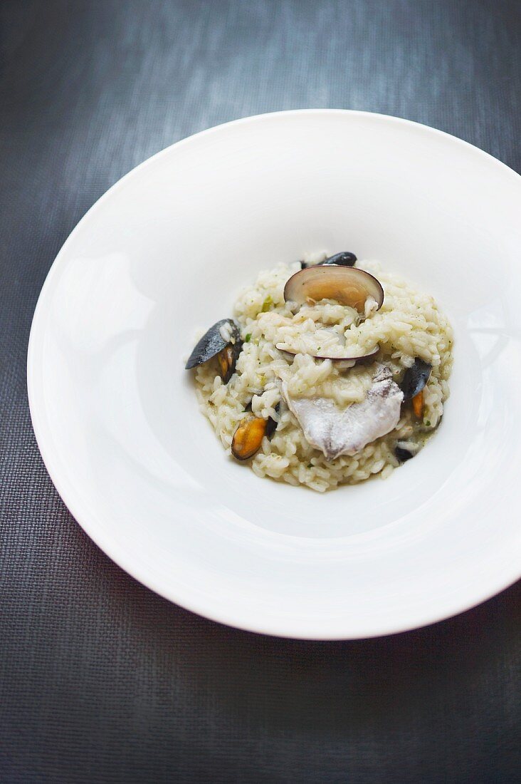 Reisgericht mit Muscheln und Seehecht aus dem Restaurant Narru in San Sebastián, Muscheln