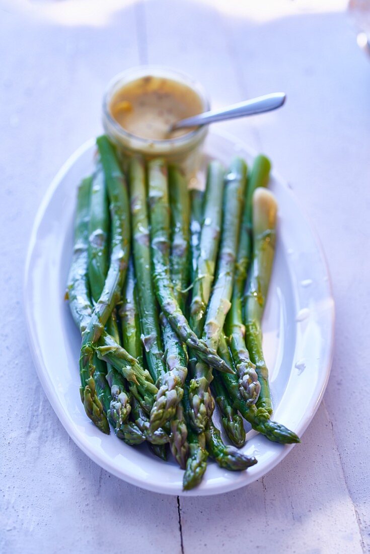 Grüner Spargel mit Sauce