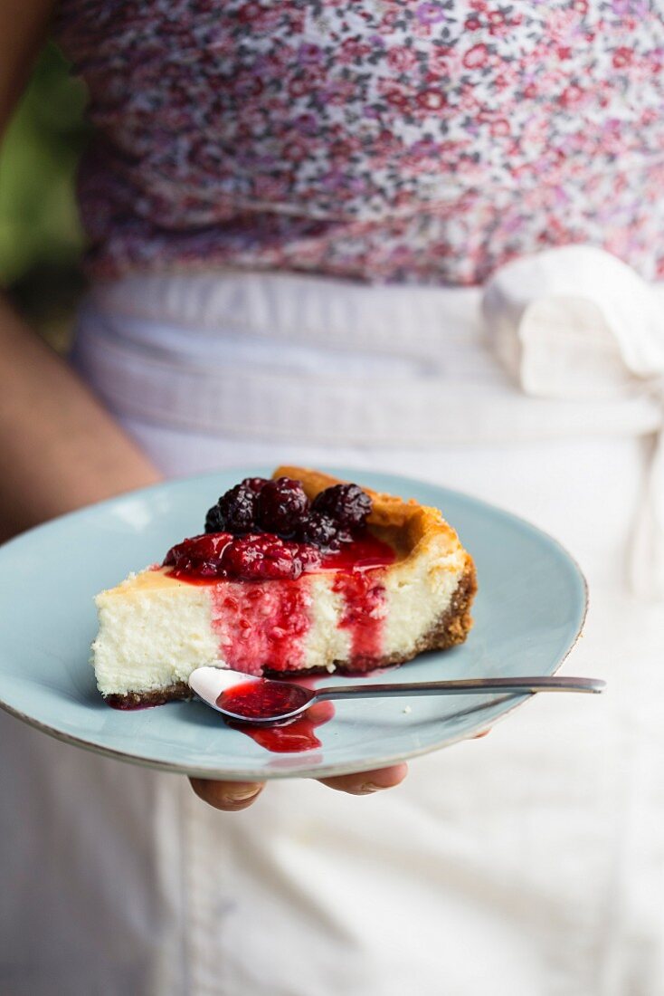 Cheesecake with mix berry compote