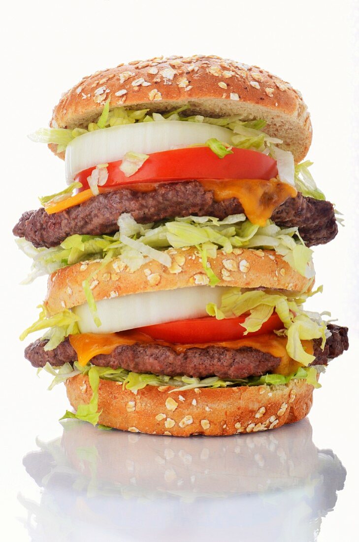 Doppelter Cheeseburger auf weißem Hintergrund