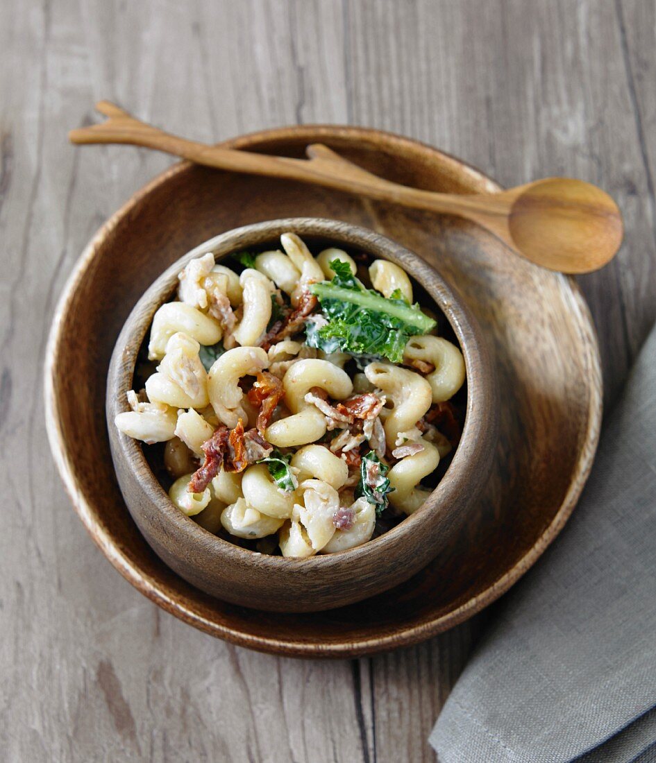 Macaroni salad with dried tomatoes, lettuce, bacon and shallots