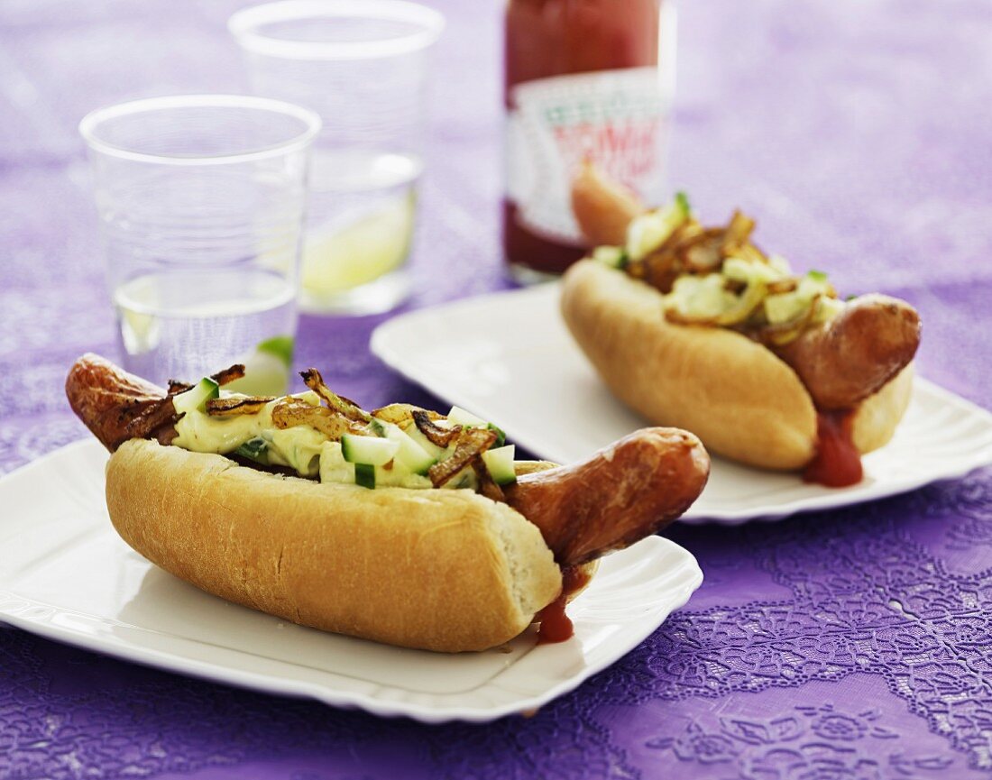 Hotdogs mit zwei Saucen und Röstzwiebeln