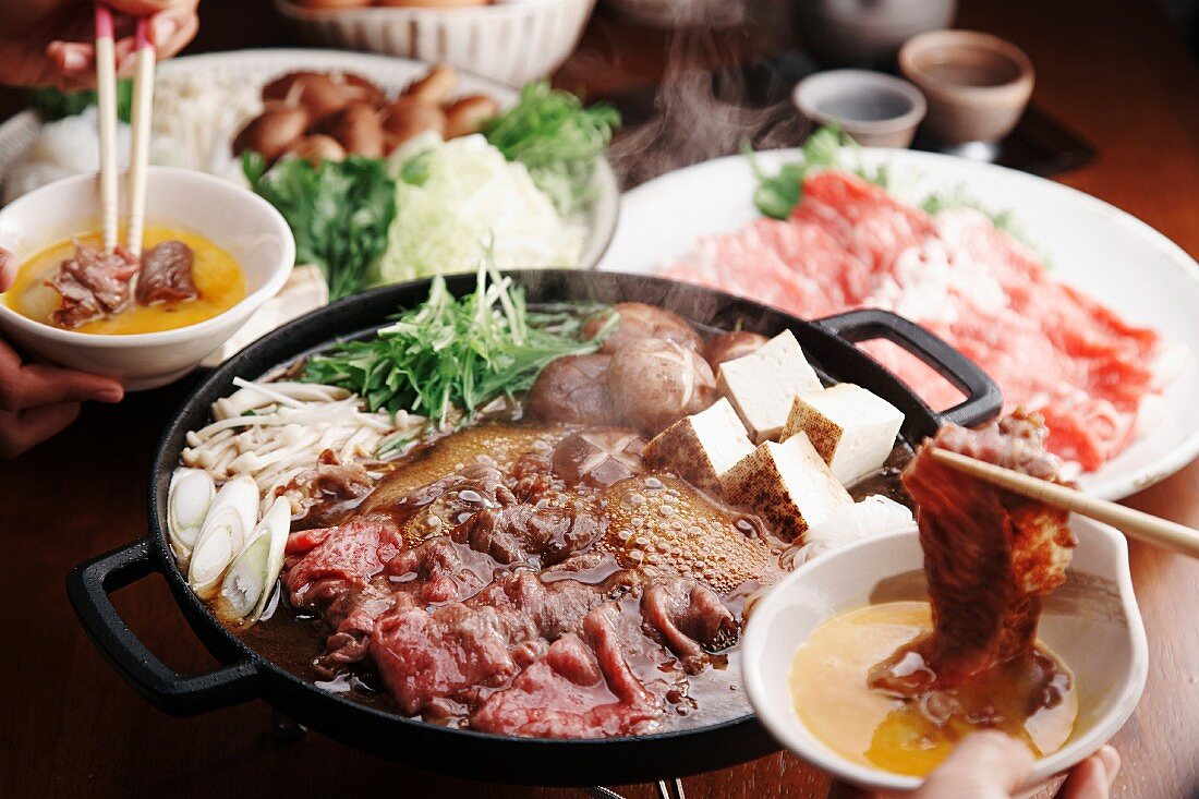 Sukiyaki mit Rindfleisch, Tofu, Gemüse und Pilzen (Japan)