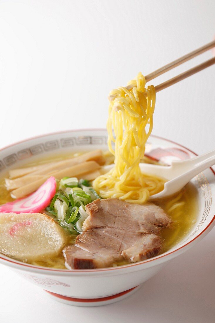 Ramennudelsuppe mit Schweinefleisch und Gemüse (Japan)