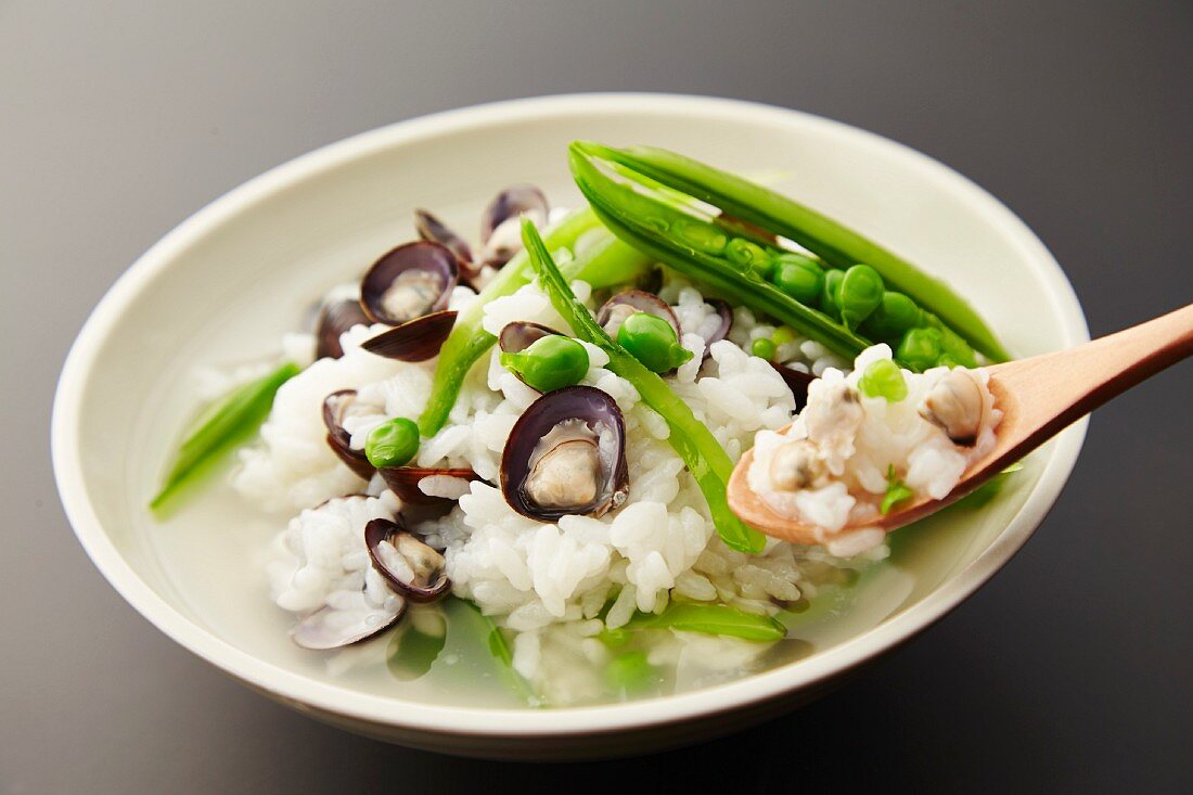 Reissuppe mit Muscheln und Erbsen (Japan)