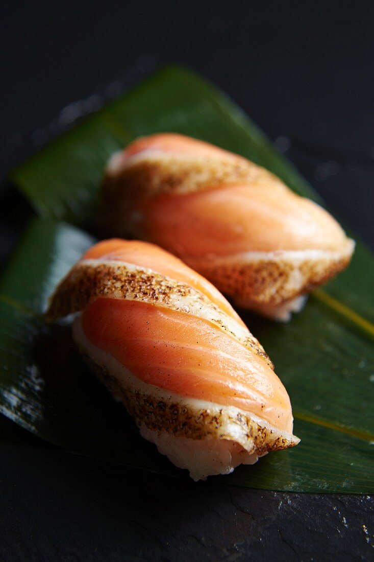 Nigiri-Sushi mit kurzgebratenem Lachs