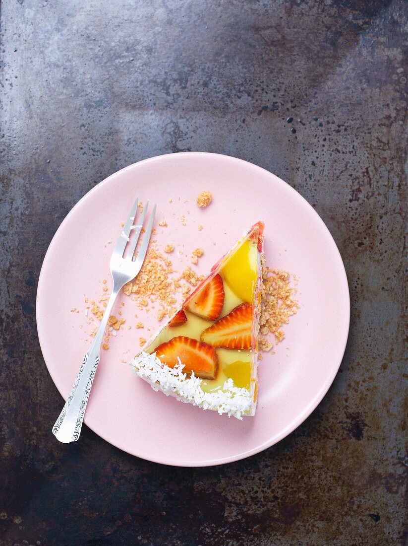 Vanillejoghurt-Cheesecake mit Fruchtgelee, Erdbeeren, Pfirsich und Kokosnuss