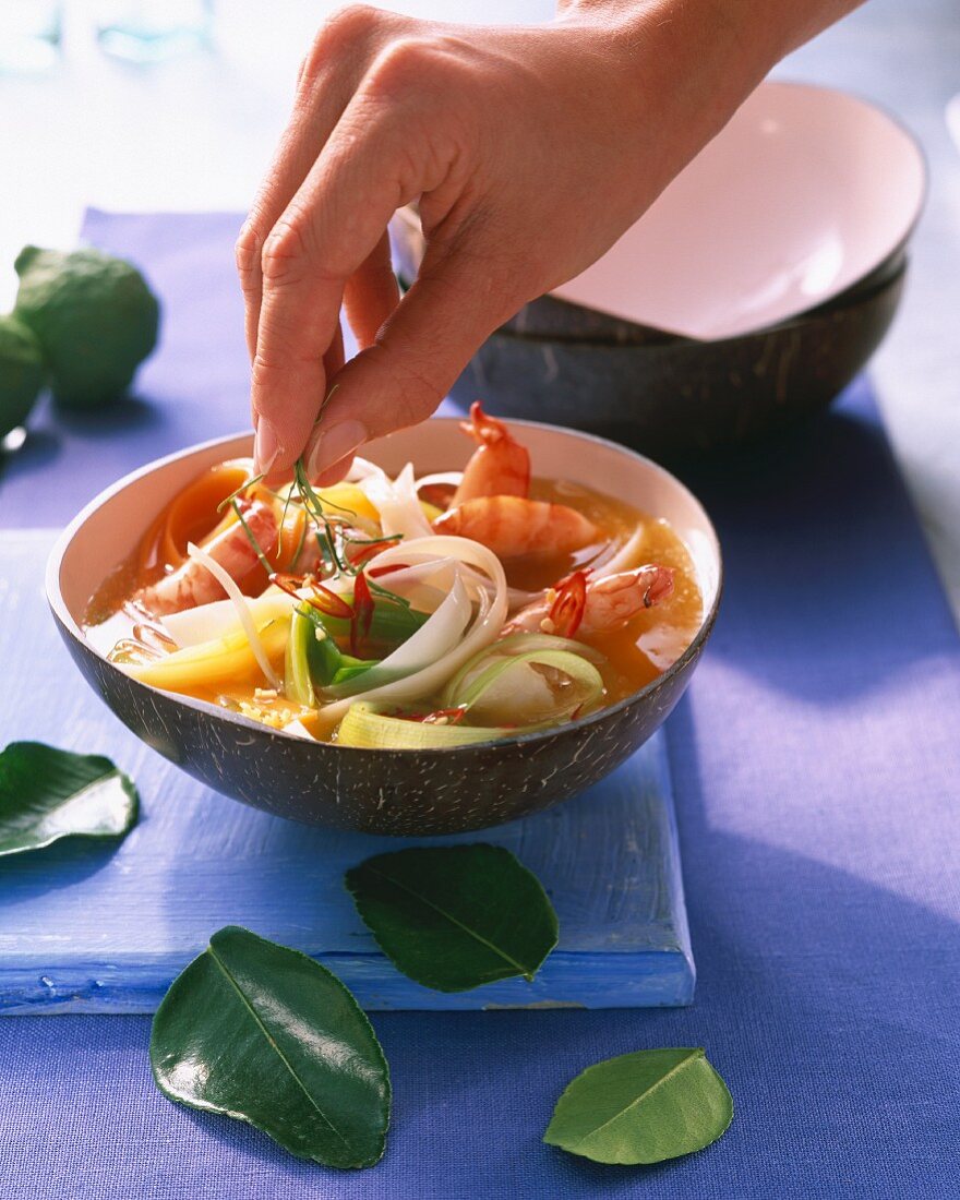 Nudelsuppe mit Garnelen und Limettenblättern