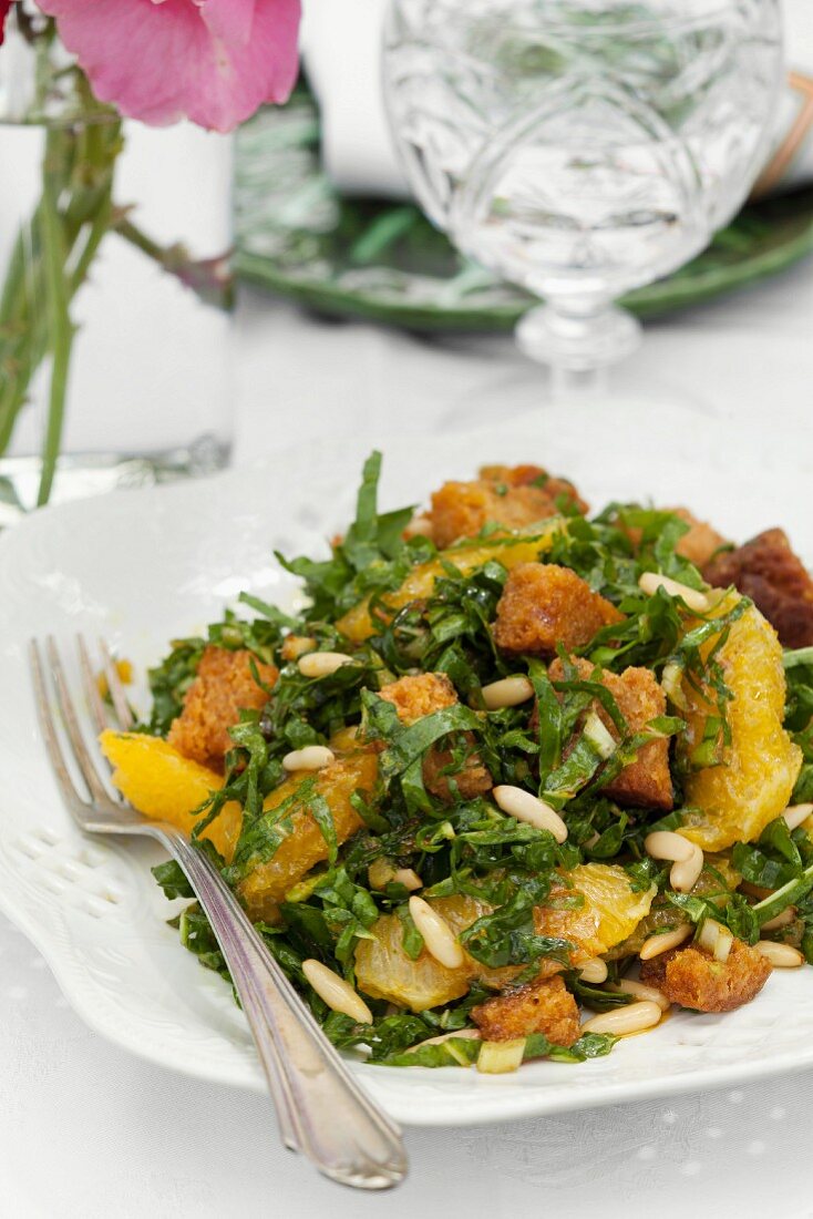 Spinatsalat mit Pinienkernen und Orangen