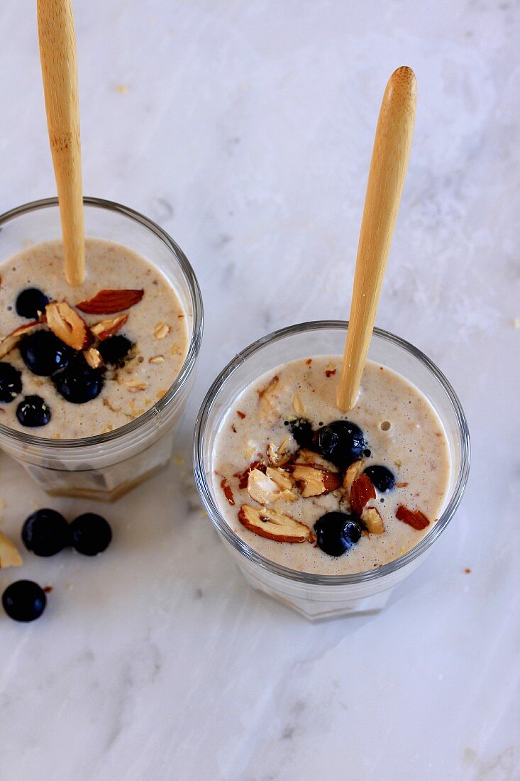 Vegan smoothies with oats and almonds