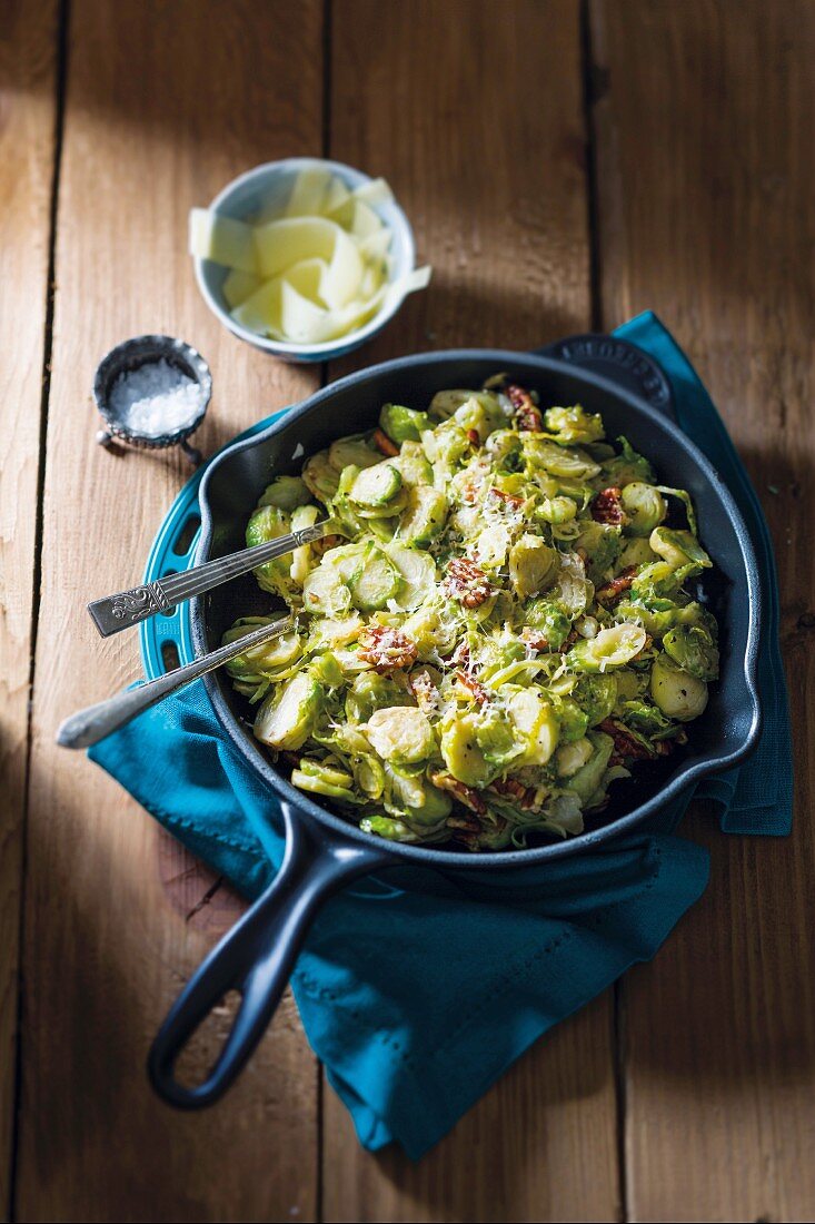 Brussels sprouts with pecan nuts and cheese