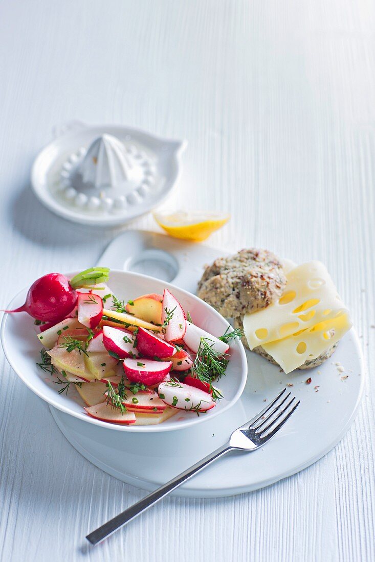 Käsebrötchen mit Radieschensalat