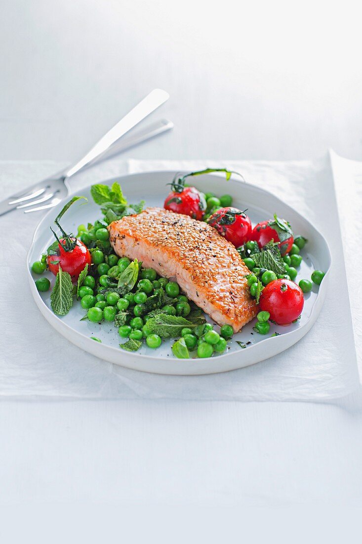Fried salmon with tomatoes and peas