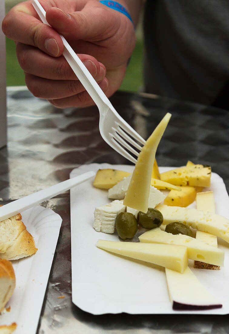 Käseplatte mit Oliven bei einem Imbissstand