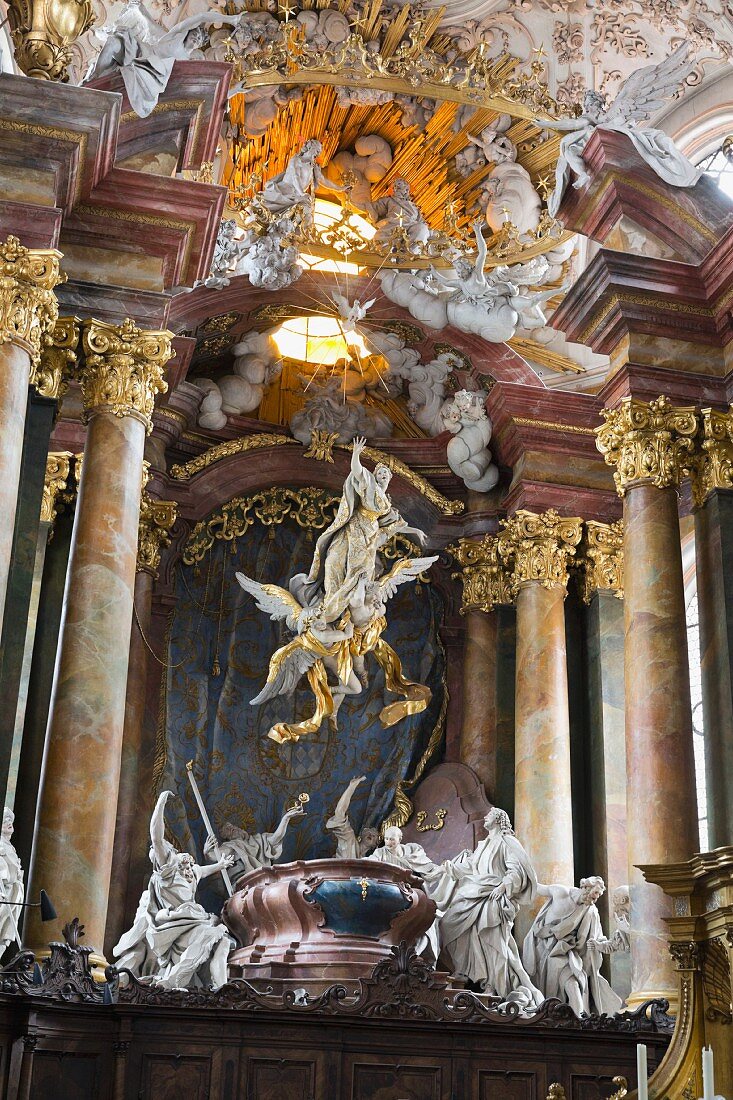 Der Hochaltar Kloster Rohr mit einer auffahrenden Maria