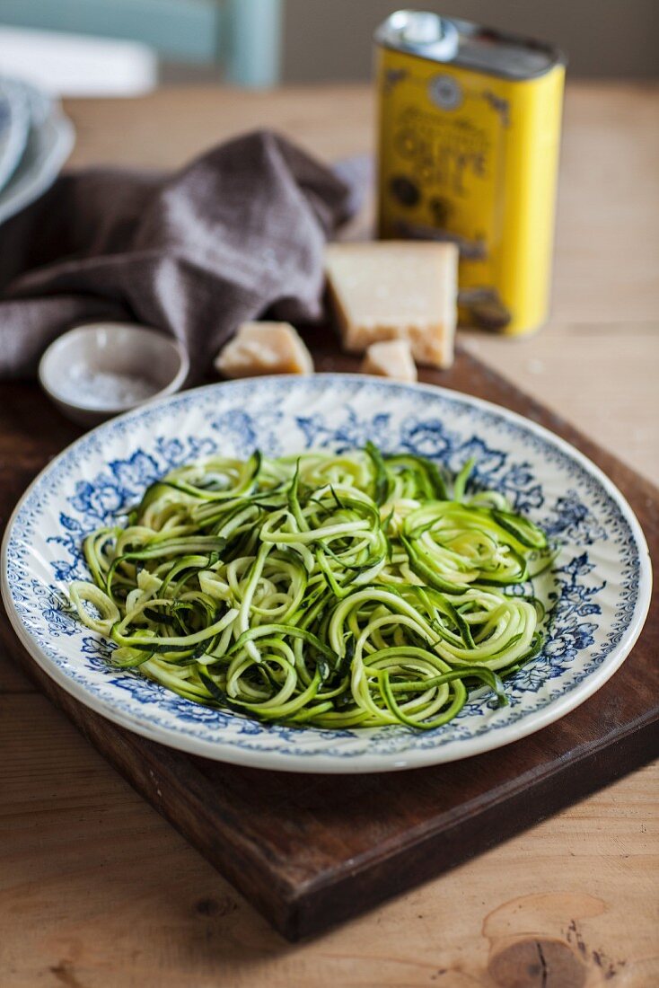 Zucchininudeln, Parmesan und Olivenöl