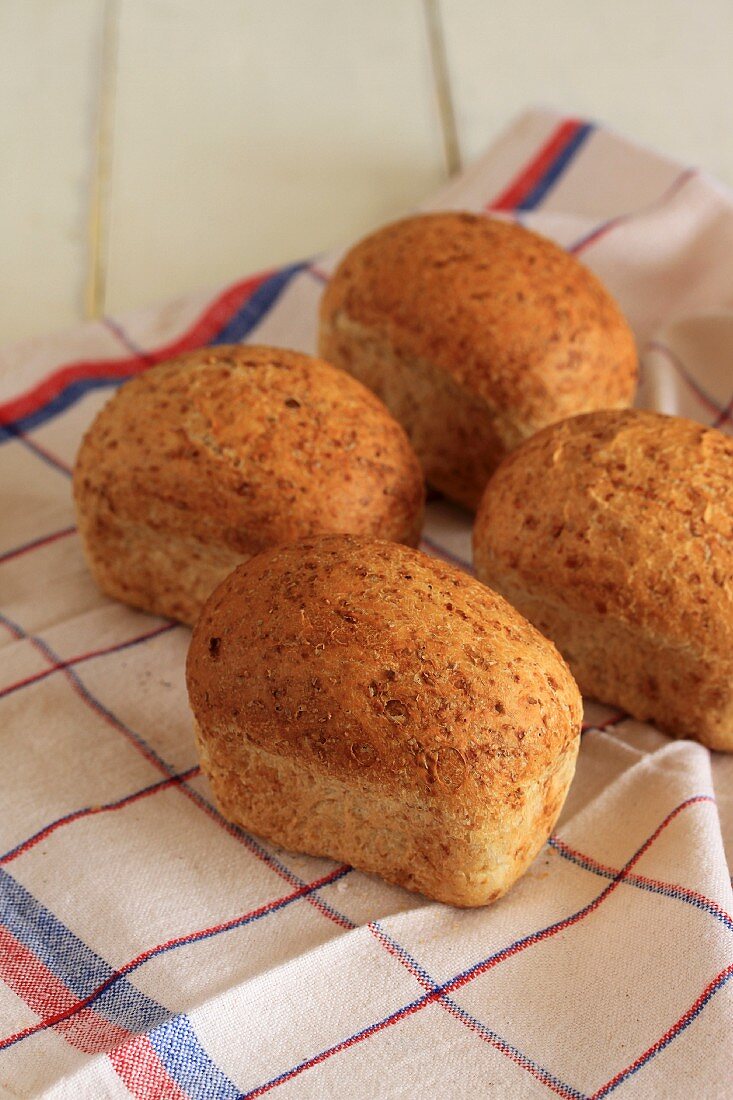 Vier Brötchen auf Geschirrtuch