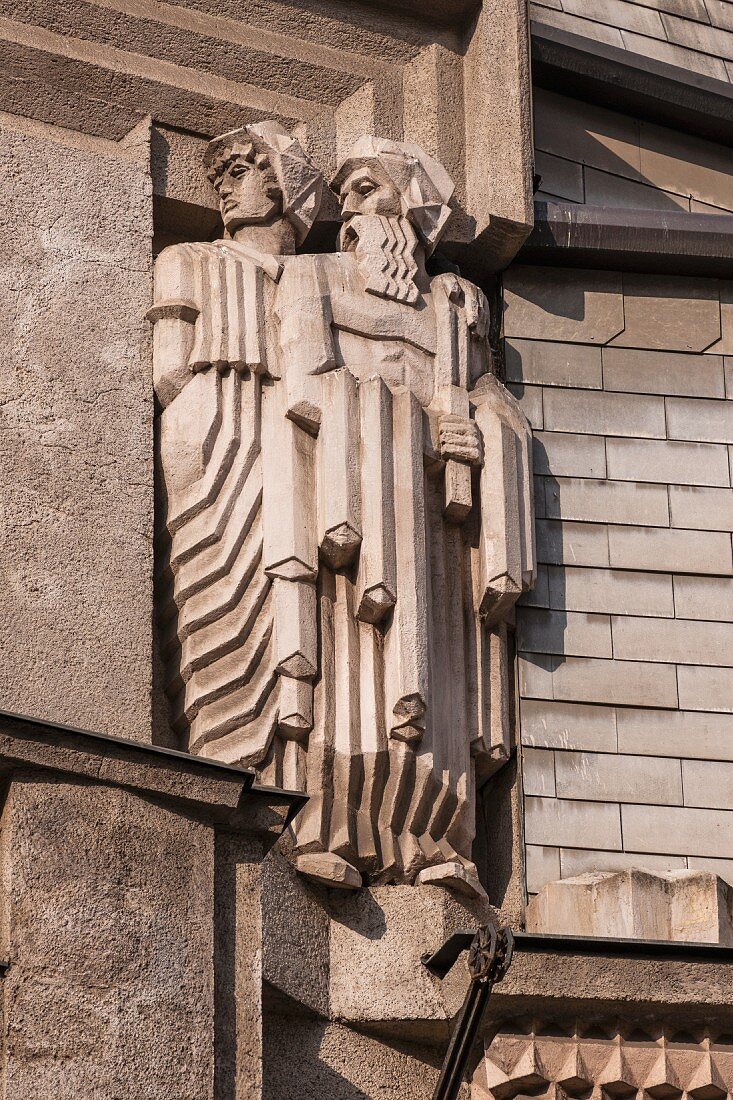 Kantige Figuren am Diamant-Haus in Prag