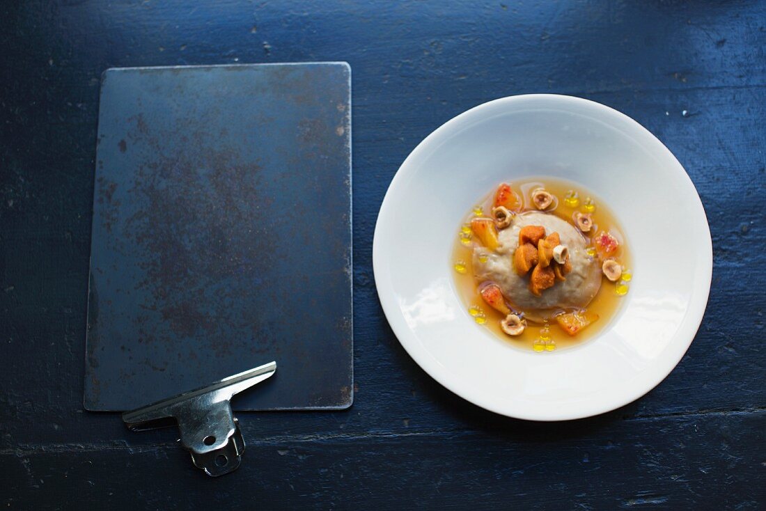 Raviolo with sea urchins at the restaurant 'Septime', Paris