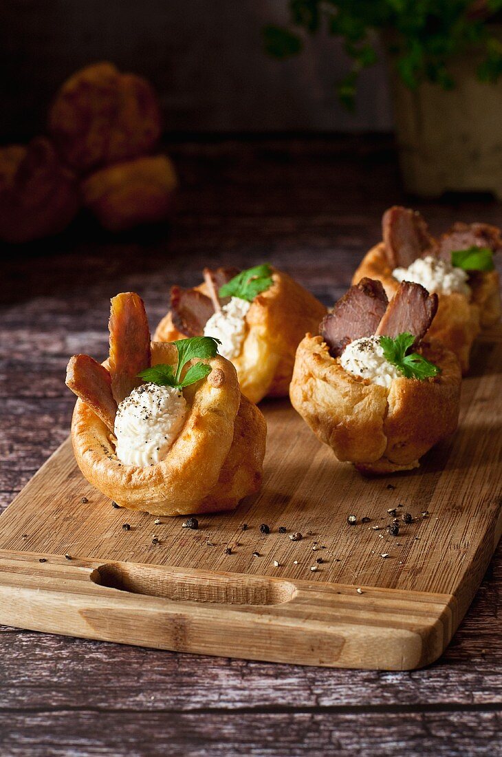 Yorkshire pudding with roast beef, horseradish sauce and parsley