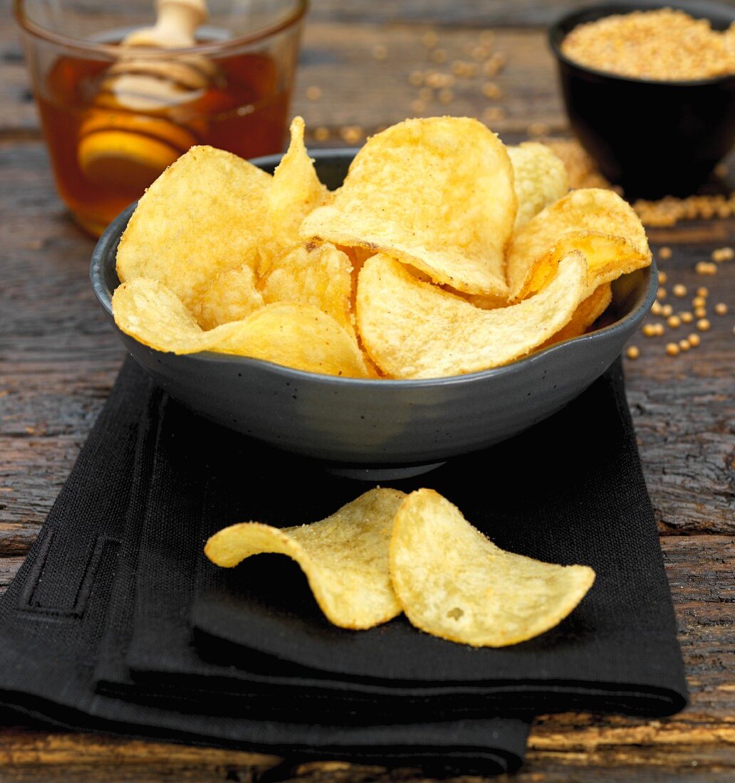 Eine Schale mit Honig-Senf-Chips