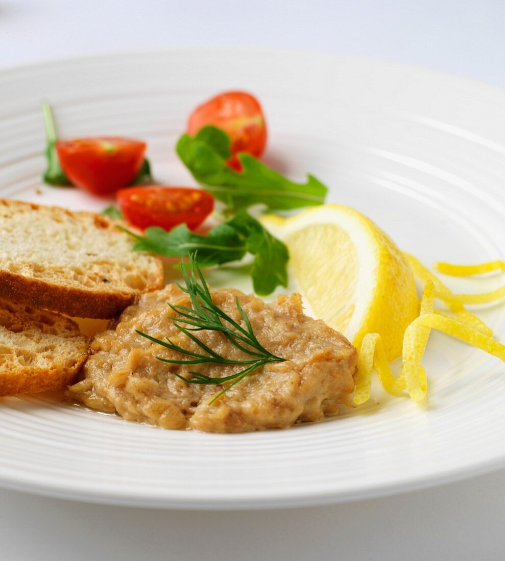 Makrelenpate, Zitrone und Röstbrot