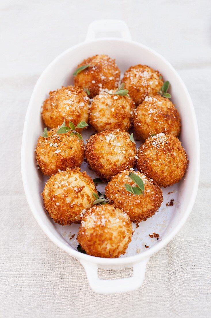 Arancini (frittierte, gefüllte Reisbällchen, Sizilien, Italien)