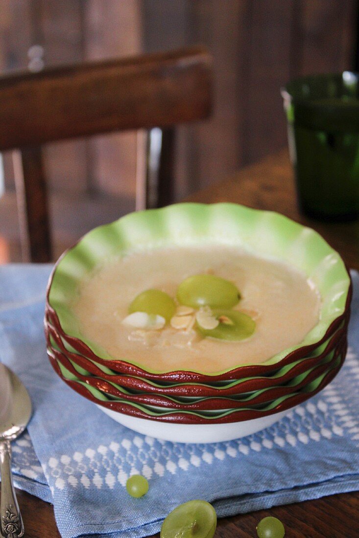 Ajo Blanco (kalte Knoblauchsuppe, Spanien) mit Trauben