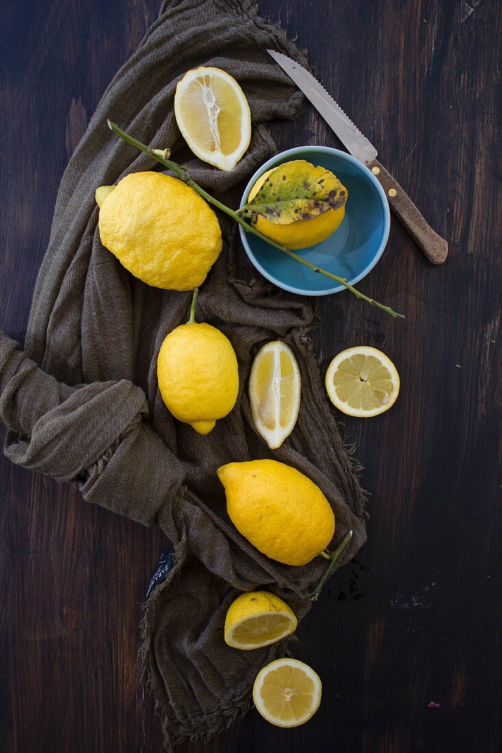 Mehrere Zitronen, ganz und geschnitten