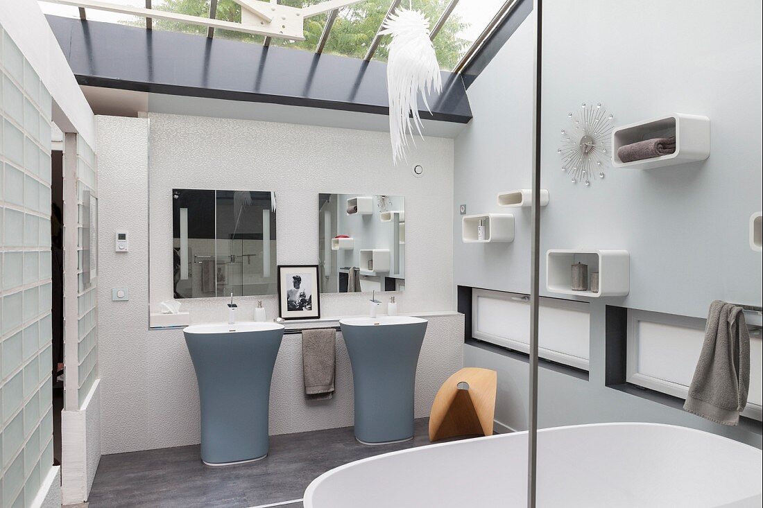 Elegantes Designerbad mit zwei Standwaschbecken und Glasdach in dezentem Farbkonzept