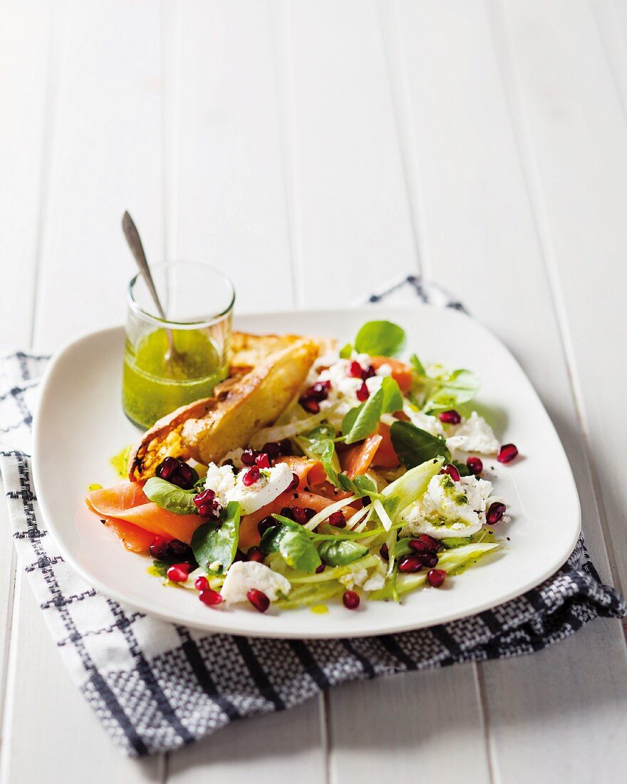 Smoked salmon and goat's cheese salad